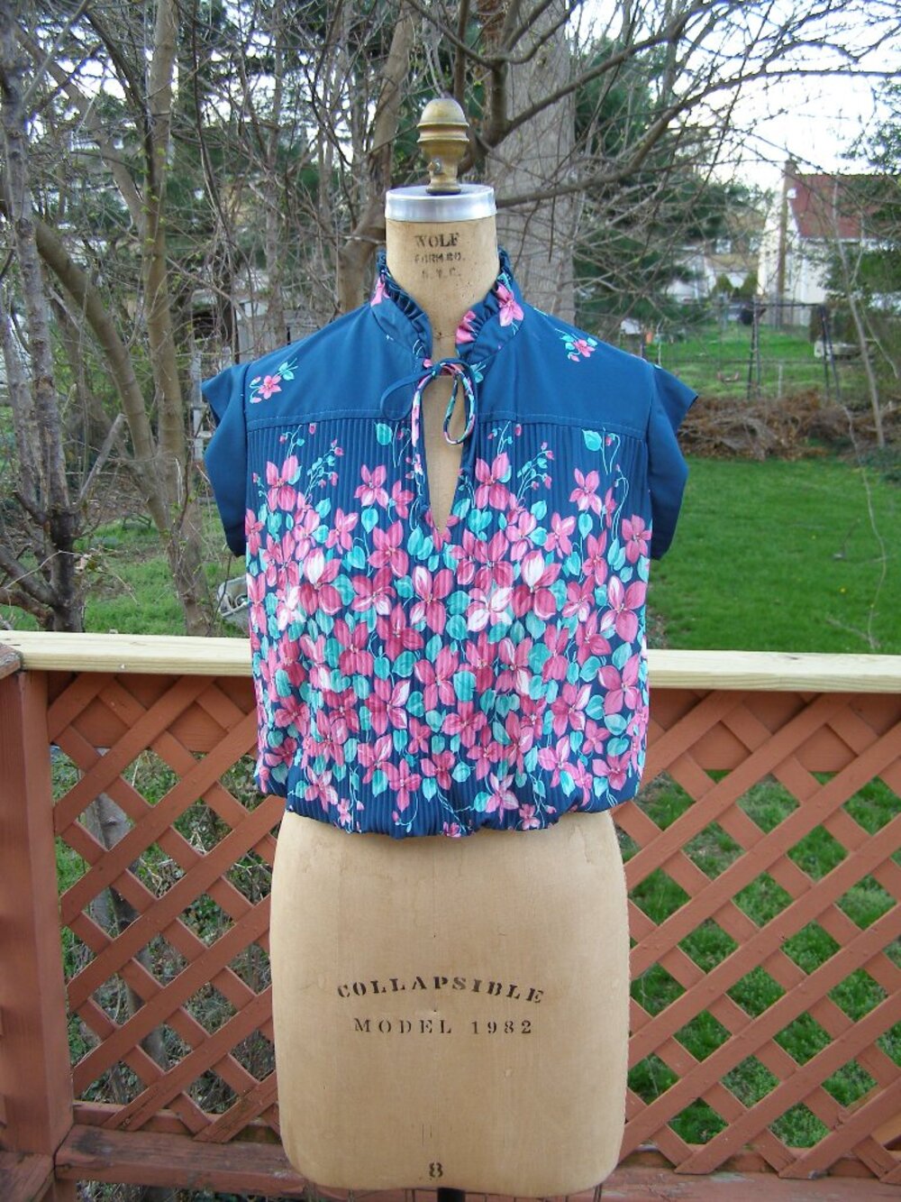 Vintage size L Queen's Row Floral Cropped Blouse
